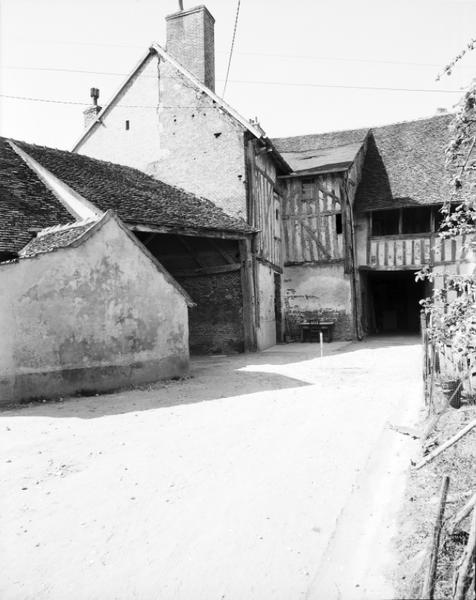 Façades sur cour des deux bâtiments principaux ; au centre, cage d'escalier ; à droite, bâtiment à galerie et passage couvert.