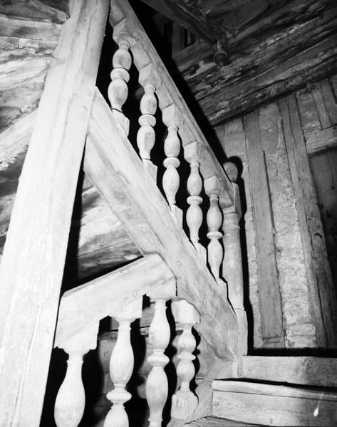 Vue de l'escalier tournant à balustres.