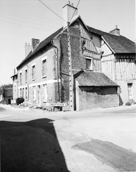 Vue de volume ; façade récente rapportée et mur-pignon en briques et pan de bois.