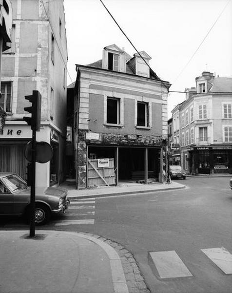 Façade sur rue à pan de bois sous enduit.