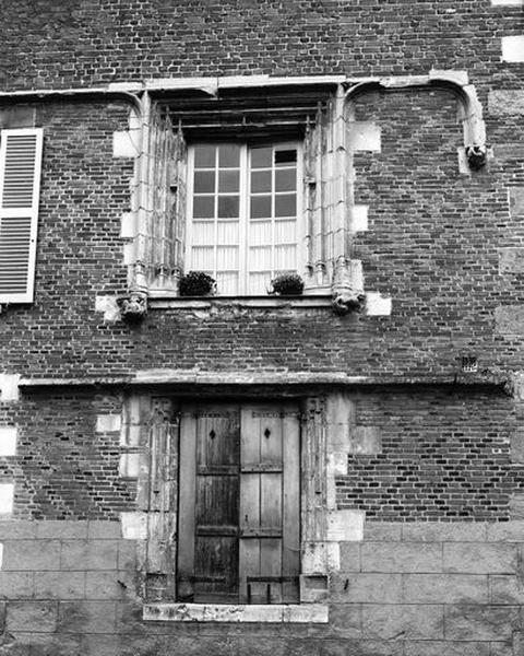 Façade antérieure, détail de la partie droite.