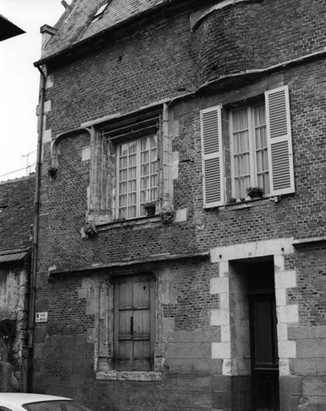 Façade antérieure, détail partie gauche.