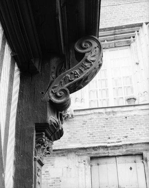 Façade antérieure, détail de la console.