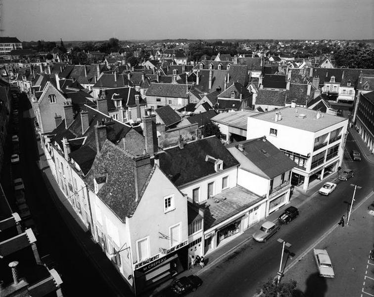 Vue prise de l'ancien hôtel-Dieu vers l'angle nord-ouest de la place.