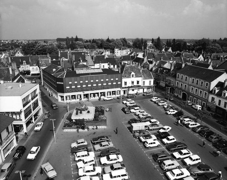 Vue prise de l'ancien hôtel-Dieu vers l'ouest de la place.