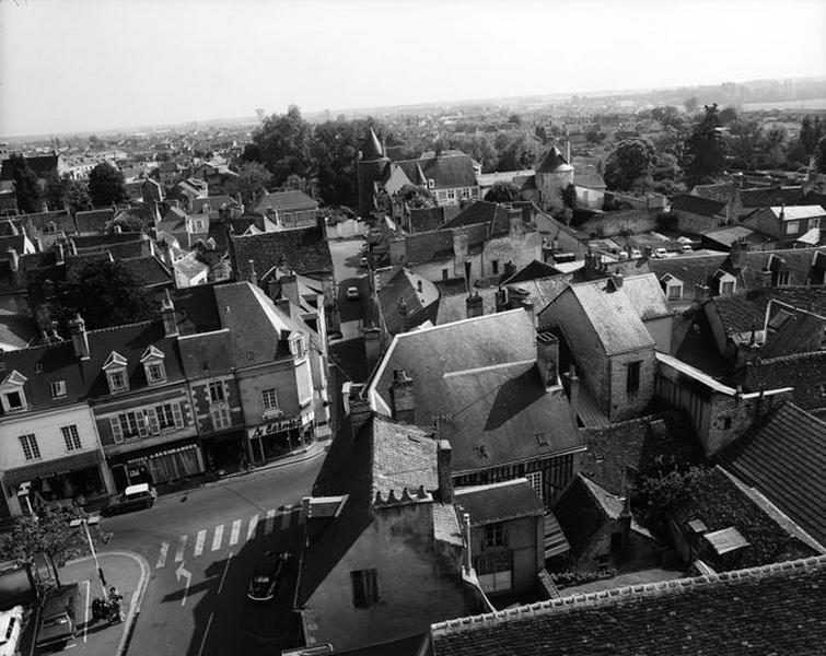 Vue prise de l'ancien hôtel-Dieu vers l'angle sud-Est de la place.