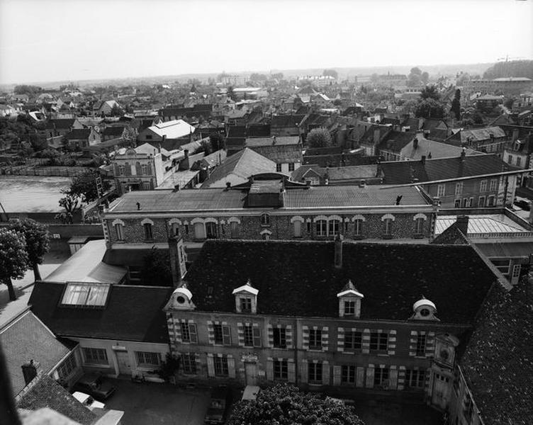 Vue générale de la ville. Vue prise du beffroi de l'hôtel-Dieu : aile en retour.