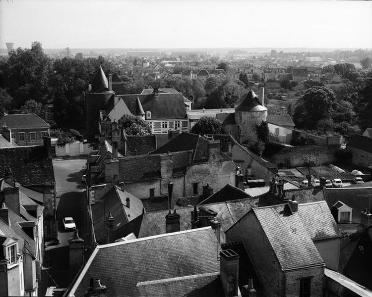 Vue générale prise de l'ancien hôtel-Dieu vers le château.