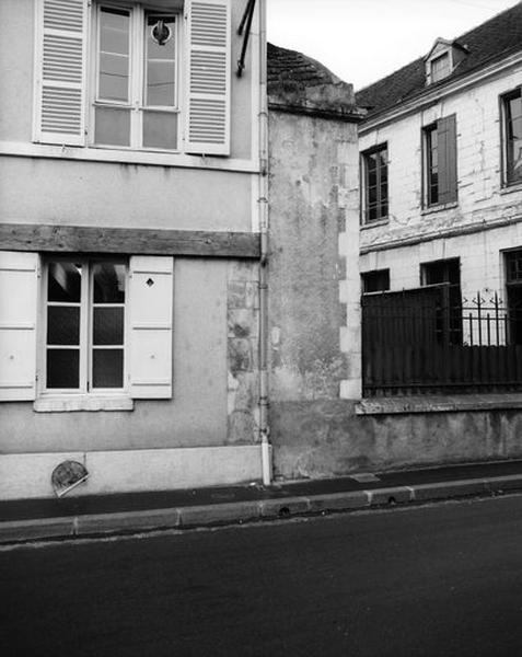 Front nord, ouvrage d'entrée de la porte Bézaulde, coupe de la courtine.