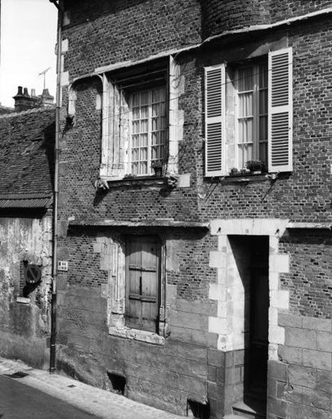 Façade antérieure, détail partie gauche.