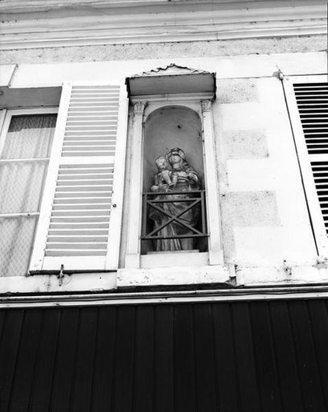 Statue de la Vierge à l'Enfant, à l'emplacement de la porte de Blois.