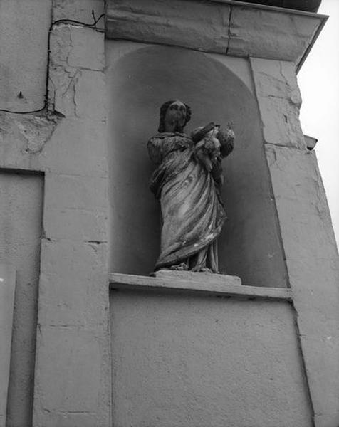 Statue de la Vierge à l'Enfant, à l'emplacement de l'ancienne porte d'Orléans.