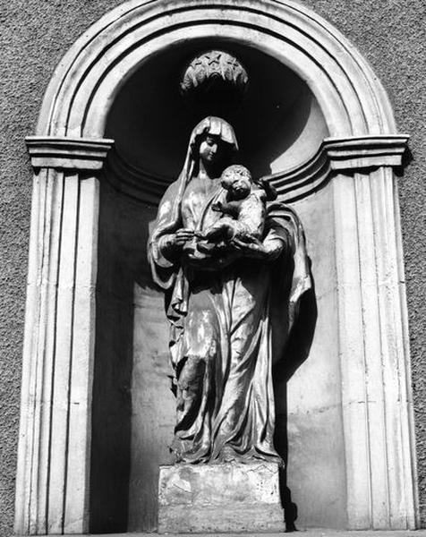 Statue de la Vierge à l'Enfant, provenant d'une porte de la ville.