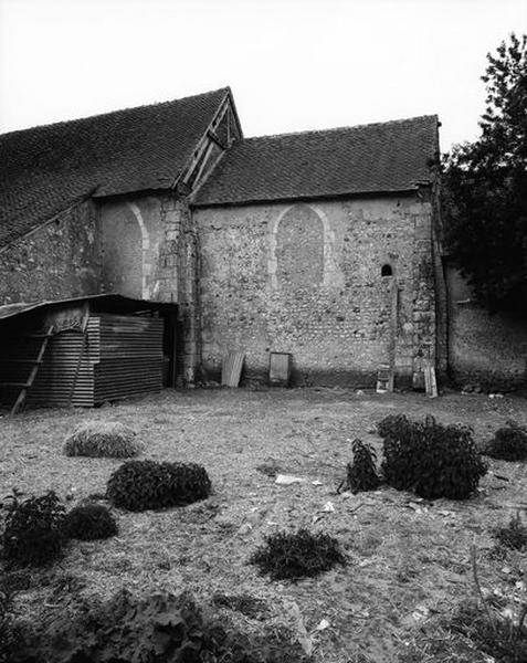 Façade sud, choeur et partie de nef ; baies 15e siècle.