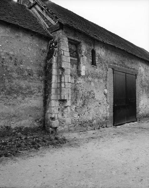 Façade nord, contrefort d'angle entre le choeur et la nef.