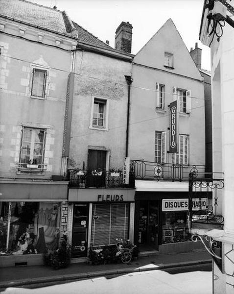 Façade sur rue à pan de bois sous enduit.