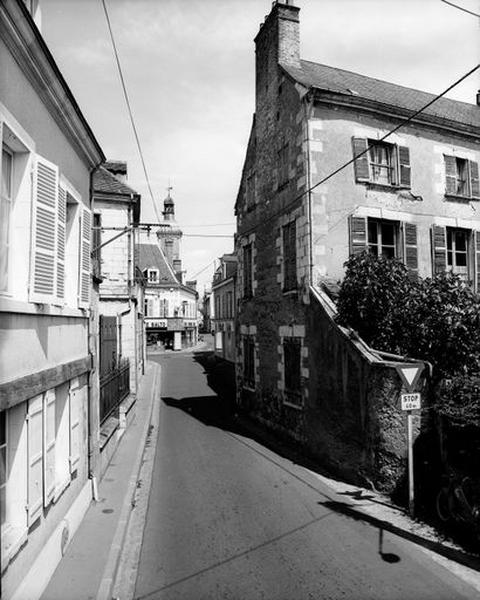 Vue prise de la place du Château montrant le décrochement intérieur marqué par l'emplacement de la tour Est de l'ouvrage d'entrée.