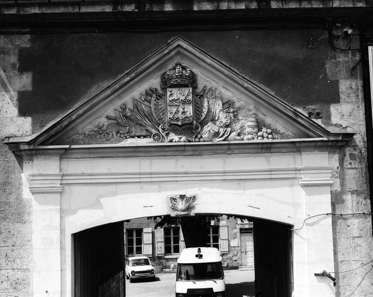 Façade antérieure, détail du rez-de-chaussée de la travée centrale, fronton : bas-relief des armes de la ville.