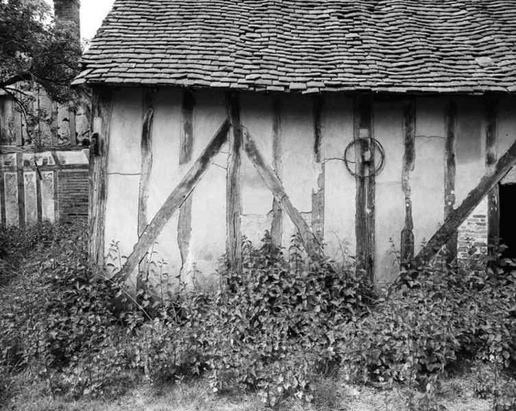 Façade postérieure sur champs, à pan de bois.