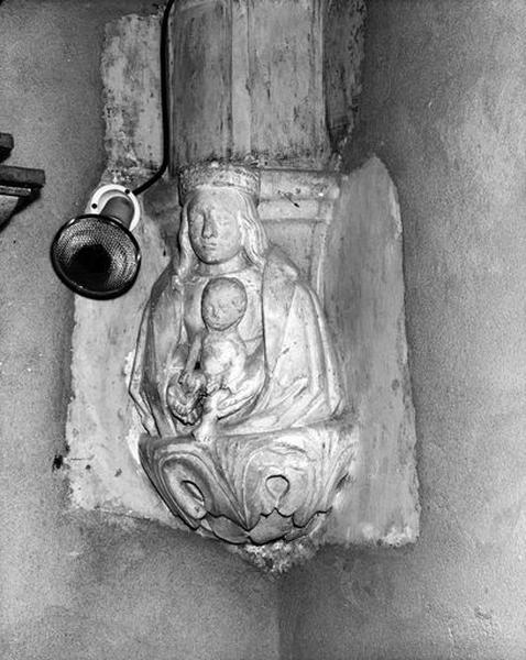 Transept sud, cul-de-lampe figurée représentant une Vierge à l'Enfant.