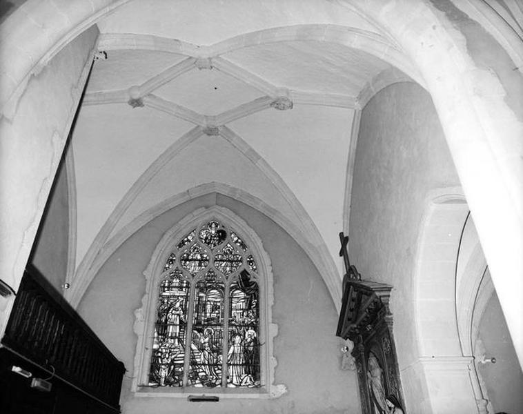 Transept nord, voûte d'ogive à clefs armoriées et figurées.