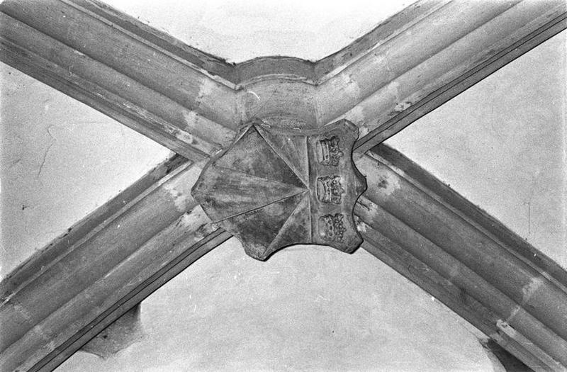 Transept Nord, clef de voûte figurée : armoiries de Jacques d'Estampes.