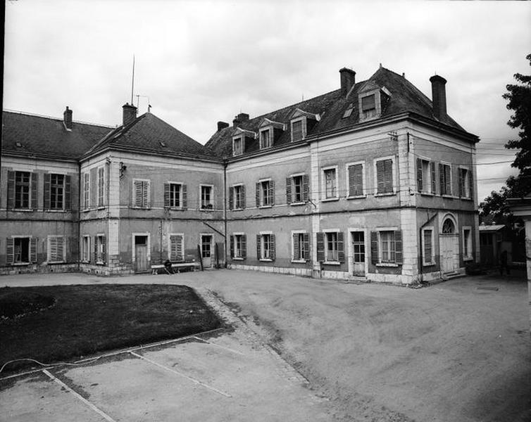 Aile Est, vue de volume prise de la cour, côté sud.