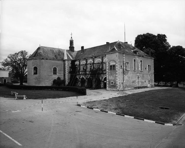 Vue d'ensemble prise du nord-ouest : cloître et chapelle.