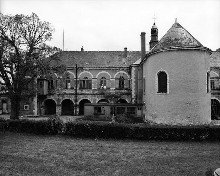 Façade postérieure, côté Est.