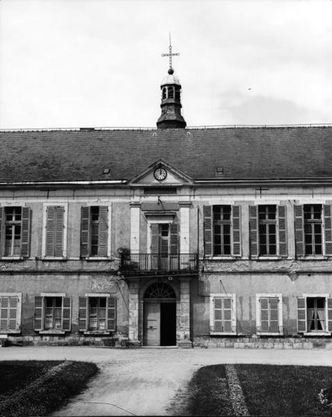Façade antérieure, détail de l'avant-corps à fronton.