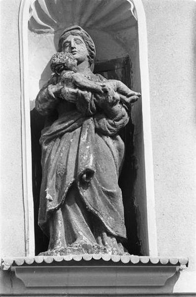 Statue de la Vierge, dans une niche, située sur la façade antérieure, surmontée et décorée d'une coquille.