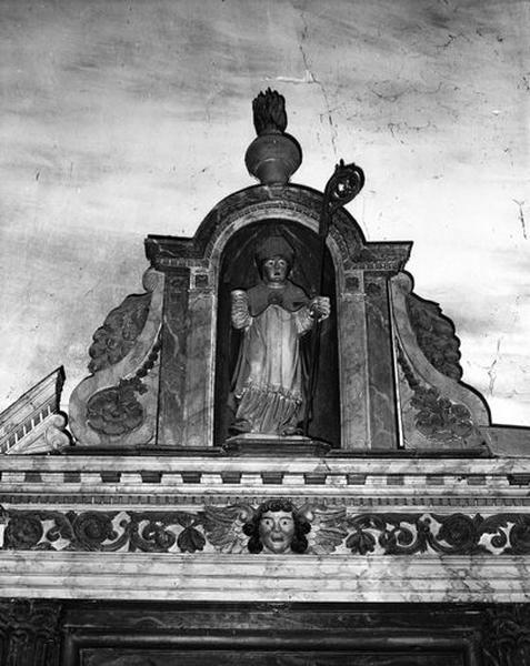 Statue de Saint-Laurian portant la palme des martyrs et la crosse des évêques, située dans la niche principale.