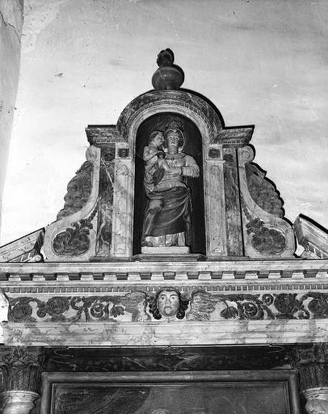 Dans la niche centrale, statue de la Vierge à l'Enfant.