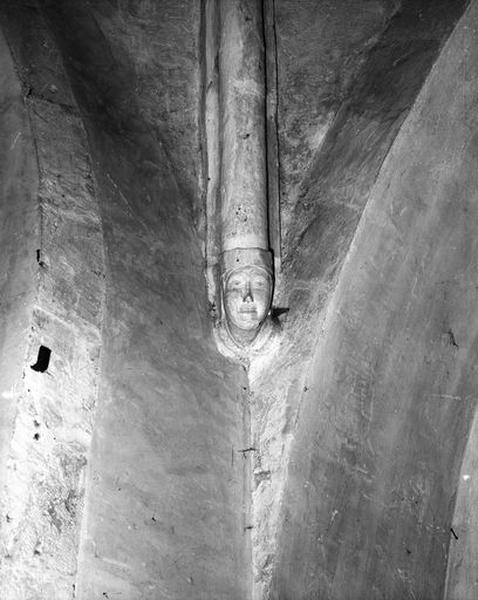 Chapelle latérale, culot sculpté représentant une tête de femme.