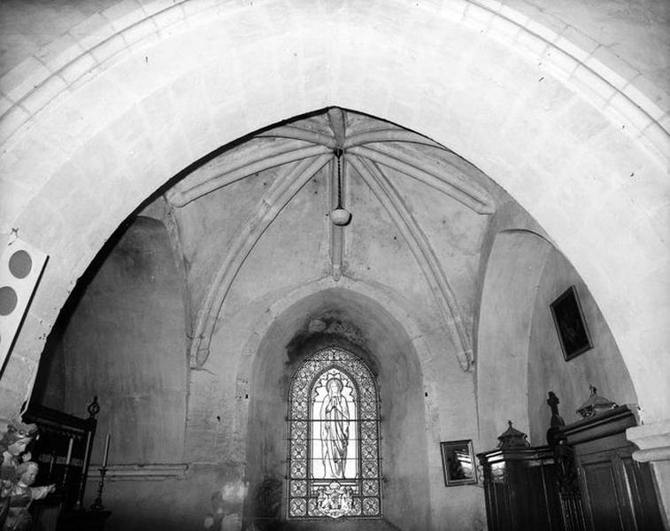 Chapelle latérale, vitrail représentant Notre-Dame de Lourdes.