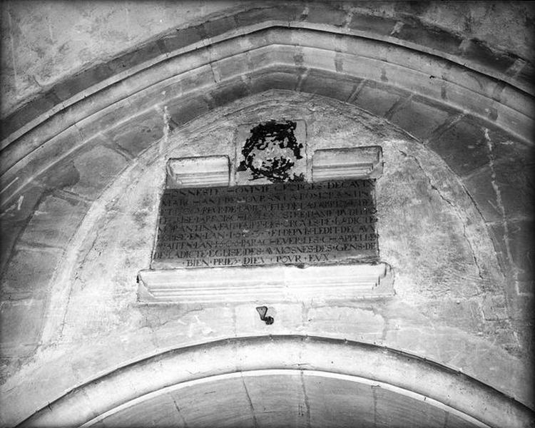 Inscription surmontée d'armoiries.