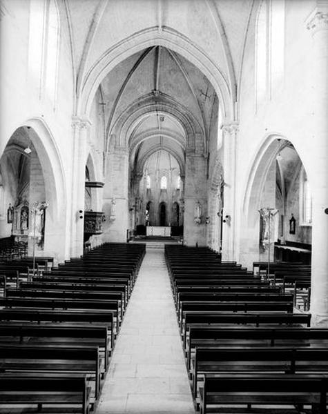 Nef et choeur, vue prise de la porte d'entrée.