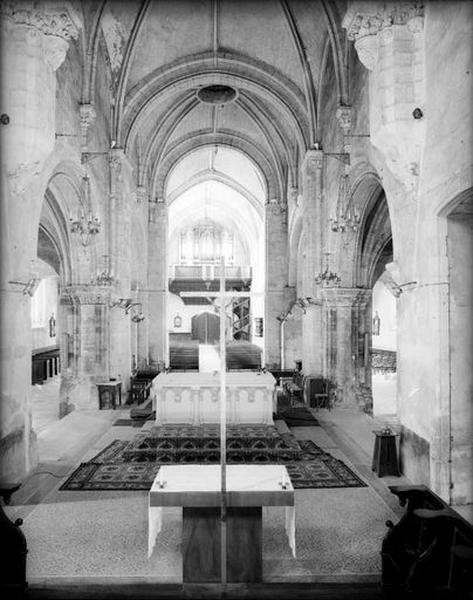 Vue de la croisée et de la nef prise du choeur.