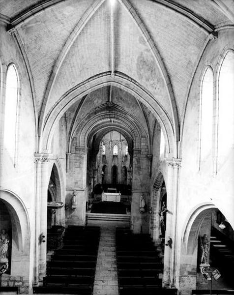 Vue de la nef et du choeur pris de la tribune.