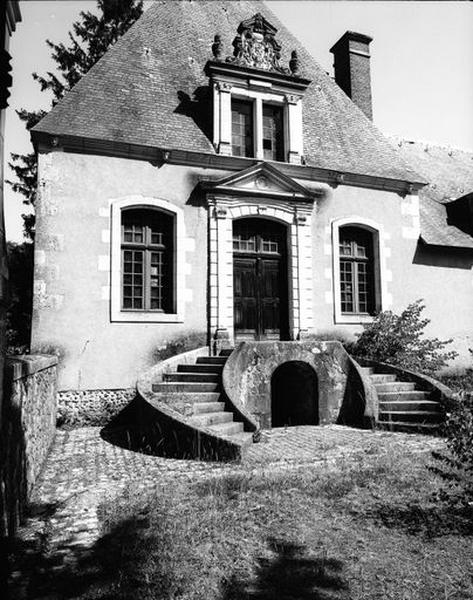 Corps de logis principal, façade sur cour.