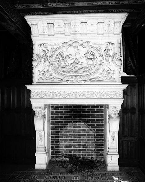 Vue d'ensemble de la cheminée, porte la date '1907' et la signature 'A. Jaquet'.
