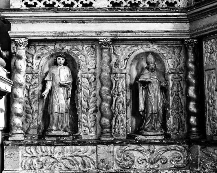 Détail de deux statuettes représentant des saints.