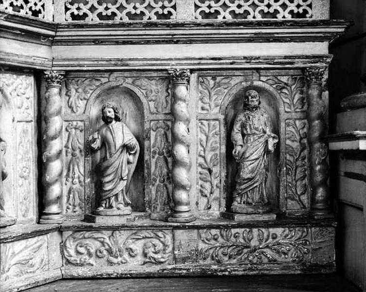 Détail de deux statuettes représentant des saints.