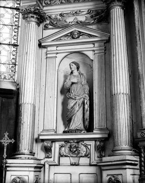 Retable, statue représentant Sainte Catherine.