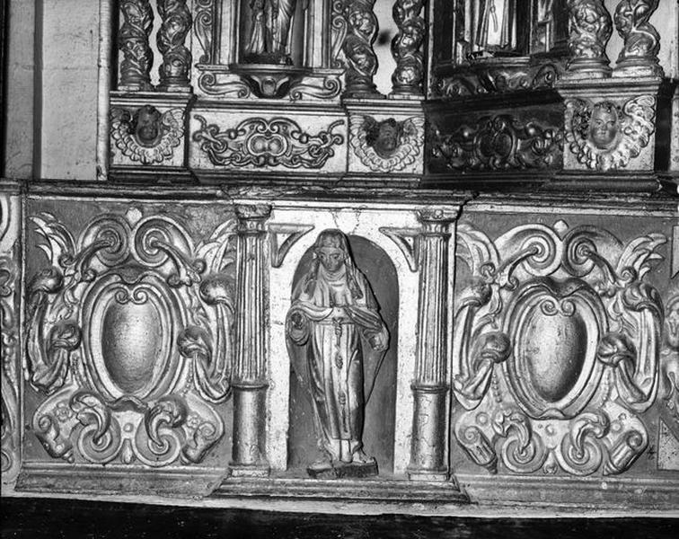 Détail d'une statuette représentant une sainte.