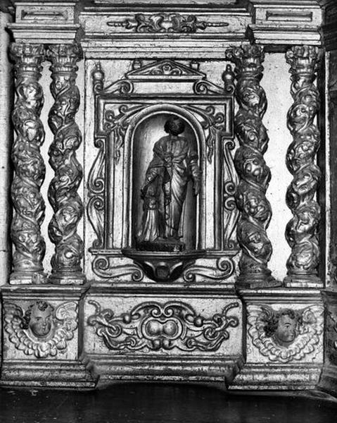 Détail d'une statuette représentant un saint.