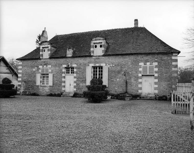 Façade antérieure sur cour du pavillon de chasse.