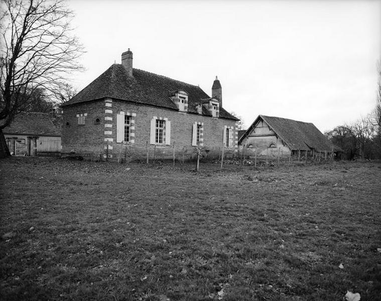 Façade postérieure sur parc du pavillon de chasse.