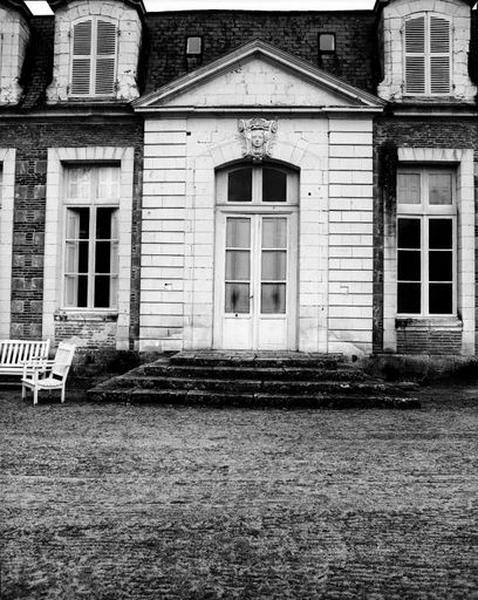 Façade postérieure sur parc, portail couronné d'un fronton triangulaire.