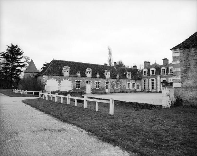 Façade antérieure sur cour des communs, aile nord-ouest.